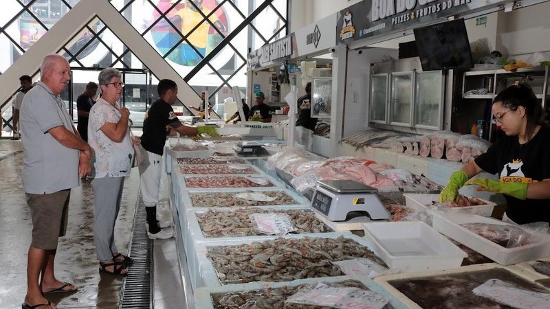 Que tam um cação assado com batatas e brócolis para a ceia? Mercado de Peixes de Santos é ótima opção para as compras da ceia de Natal Mercado de Peixes de Santos - Francisco Arrais/Prefeitura de Santos