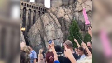 Ator que interpretava Hagrid faleceu, e em homenagem, fãs foram a Hogwarts em Orlando, Flórida, para homenageá-lo - Reprodução