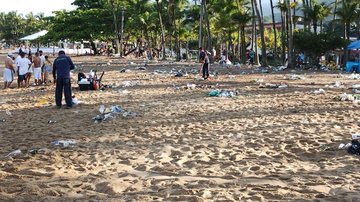Praias são limpas por funcionários da prefeitura de Ilhabela Após Réveillon, praias e ruas são limpas em Ilhabela limpeza das praias - Foto: Prefeitura de Ilhabela