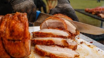 Além do cardápio diferenciado, haverá música ao vivo em estilos variados Festival do Torresmo Torresmo sendo cortado - Divulgação/Prefeitura de Bertioga