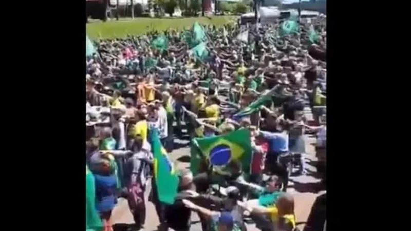 Gesto de saudação nazista foi realizado durante execução do Hino Nacional Brasileiro Saudação Nazista em SC Saudação nazista de brasileiros durante Hino Nacional - Reprodução
