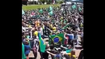 Gesto de saudação nazista foi realizado durante execução do Hino Nacional Brasileiro Saudação Nazista em SC Saudação nazista de brasileiros durante Hino Nacional - Reprodução