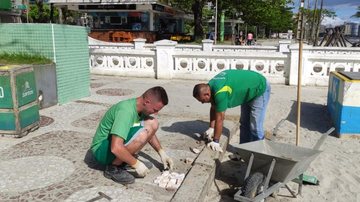 Temporada de verão começa em 1º de dezembro Mutirão de serviços de zeladoria prepara orla santista para a temporada de verão Trabalhadores consertam calçada na orla santista - Prefeitura de Santos
