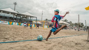 A programação terá diversas atividades esportivas e culturais Bertioga terá arenas de verão nas praias da Riviera, Enseada e Boraceia Crianças jogando futebol na praia - Divulgação/Prefeitura de Bertioga