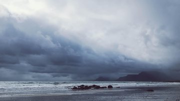 Chuvas devem atingir diversas regiões do estado entre esta quinta-feira (6) e sexta (7) Defesa civil alerta para chuvas fortes e contínuas no litoral de SP Céu carregado em praia - Pexels
