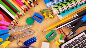 Antes de ir às compras, é interessante verificar quais dos produtos da lista de material o consumidor já possui em casa e se estão em condição de uso, evitando assim, compras desnecessárias Material Escolar Vários materiais escolares como lapis, caneta, bo - Divulgação/Internet