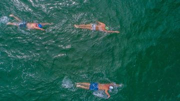 Todos os participantes serão obrigados a utilizar boias Natação em águas abertas agita Bertioga no domingo (30) Pessoas nadando em mar aberto - Divulgação/Prefeitura de Bertioga