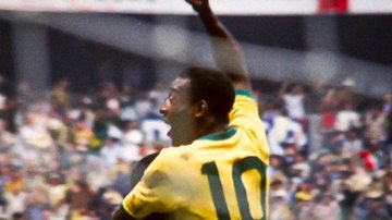 Pelé comemorando um dos gols durante a Copa do Mundo de 1970 PELÉ COMEMORANDO GOL NO MÉXICO Pelé com uma das mãos no alto comemorando um gol