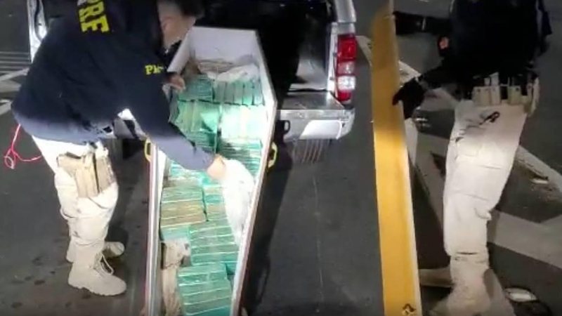 Carregamento de crack no caixão Policia aborda carro funerário e encontra carga de crack dentro de caixão Carregamento de crack em caixão - Imagem: Divulgação / PRF