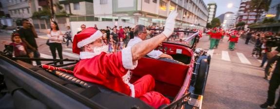 As fotos são tiradas conforme a ordem de chegada das famíias Papai Noel em Praia Grande Papai Noel dentro de um carro acenando para as pessoas em uma rua de Praia Grande - Divulgação