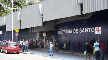 A movimentação prevista para os dias 23 a 27 de dezembro é de 47 ônibus extras, com fluxo aproximado de 3,5 a 4 mil passageiros Rodoviária de Santos prevê aumento de 50% no fluxo de pessoas no Natal Fachada da Rodoviária de Santos - Prefeitura de Santos
