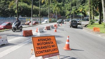 Faixa reversível será reativada em 16 de janeiro Faixa adicional de trânsito na entrada de Santos é suspensa Placa indicando contrafluxo no trânsito para os motoristas, em via de Santos - Nathalia Filipe/Prefeitura de Santos