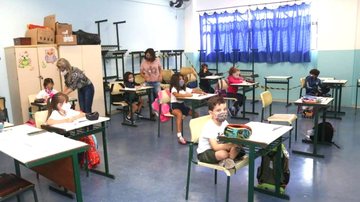 Valor da taxa de inscrição é de R$ 60 Prefeitura de Santos abre processo seletivo para contratação de 120 professores temporários Sala de aula com alunos - Prefeitura de Santos