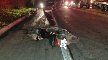De acordo com Polícia Rodoviária Federal, o motociclista perdeu o controle da moto e bateu na guia da rodovia, sendo arremessado Acidente entre moto e carro deixa ferido em Ubatuba moto - Foto: Divulgação/ PRF