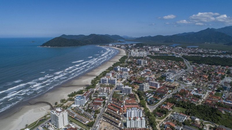 Bertioga  Imagem aérea da cidade de Bertioga com prédios, casas e praia - Divulgação/Prefeitura de Bertioga