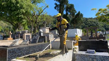 Zeladoria tem sido realizada nos cemitérios públicos da cidade para organização do Dia de Finados e sua movimentação Pessoa realizando reparos no cemitério Pessoa aparando a grama em um dos túmulos de um cemitério - Reprodução