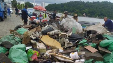 Foram necessários quatro caminhões para recolher os resíduos São Vicente: dez toneladas de resíduos são retiradas do Canal do Mar Pequeno Lixo recolhido do Canal do mar Pequeno, em São Vicente - Divulgação/Prefeitura de São Vicente
