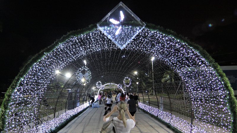 Um túnel iluminado recebe santistas e turistas que passam pelo Novo Quebra Mar, localizado na plataforma do Emissário Submarino, na praia do José Menino, em Santos - Divulgação