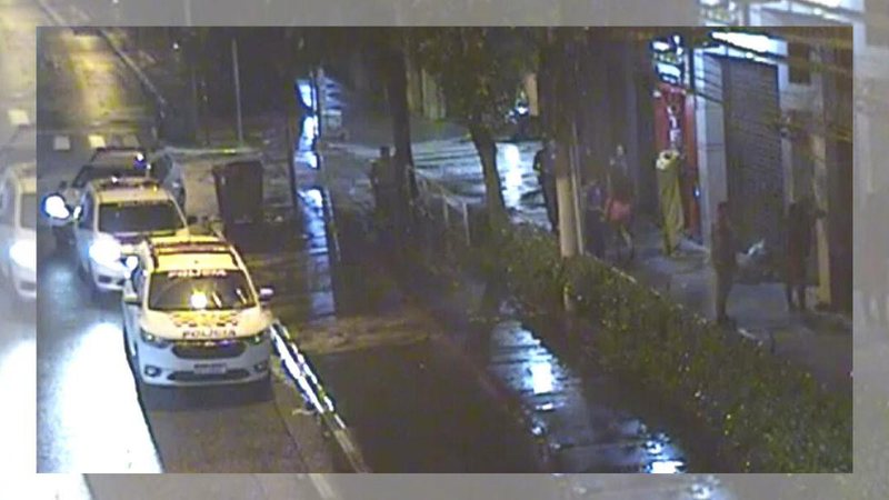 Homens vendiam calçados na avenida João Pessoa, esquina com a rua Itororó Dupla que vendia produtos furtados é presa no Centro de Santos Imagens de câmeras de monitoramento mostram momento da abordagem da PM aos dois homens - Divulgação/CC)/Prefeitura de Santos