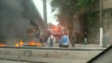 O fato ocorre na altura da Ponte dos Remédios de acordo com a Companhia de Engenharia de Tráfego. O bloqueio atrapalha a chegada da rodovia Castelo Branco, que liga a capital ao interior, e quem vem da Marginal Pinheiros, sentido Ayrton Senna O fato ocorr - Reprodução