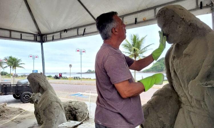 As peças são produzidas pelo artista plástico itanhaense Ronaldo Lopes Presépio de areia será inaugurado neste sábado (3) em Itanhaém Artista Ronaldo Lopes esculpindo uma escultura de areia - Prefeitura de Itanhaém