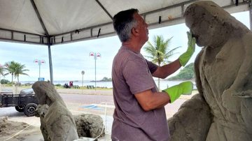 As peças são produzidas pelo artista plástico itanhaense Ronaldo Lopes Presépio de areia será inaugurado neste sábado (3) em Itanhaém Artista Ronaldo Lopes esculpindo uma escultura de areia - Prefeitura de Itanhaém
