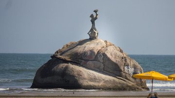 Quem participar da Caminhada Histórica vai conhecer a lenda que envolve a Pedra da Feiticeira, na praia do Itararé Caminhada Histórica vai celebrar o aniversário de São Vicente Pedra da Feiticeira, em São Vicente - Divulgação