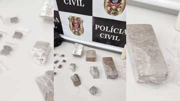 Prisão do homem ocorreu na manhã de segunda-feira (7) Polícia prende homem envolvido em roubos e apreende 7 tijolos de maconha em sua casa em PG Tijolos de maconha apreendidos na casa do indivíduo preso - Assessoria de Imprensa Polícia Civil - DEINTER-6