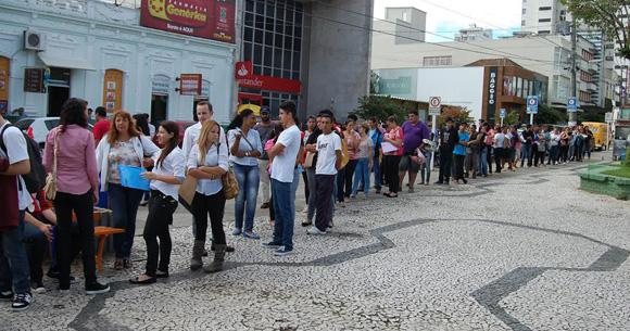 Fila de desempregados na região central de São Paulo capa - Brancos ganham quase o dobro que pretos e pardos - Imagem: Reprodução / Istoé