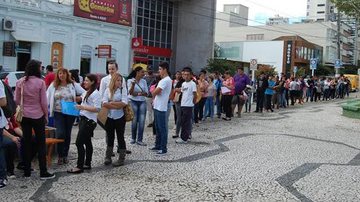 Fila de desempregados na região central de São Paulo capa - Brancos ganham quase o dobro que pretos e pardos - Imagem: Reprodução / Istoé