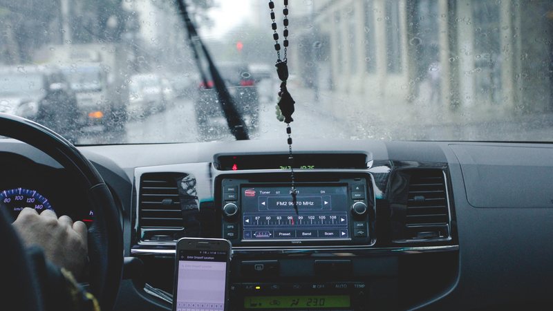 Quando o pé d’água vem com força, os motoristas devem redobrar os cuidados Cinco cuidados que você precisa ter ao dirigir na chuva Imagem de interior de carro trafegando pela chuva - Pexels