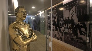 Um dos pontos de parada do passeio e no Memorial Necrópole Ecumênica, onde está o mausoléu de Pelé Roteiro turístico passa por pontos relacionados a Pelé em Santos Entrada do mausoléu de Pelé, com uma estátua sua, dourada - Nathalia Filipe/Prefeitura de Santos