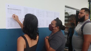 Candidatos olham quadro de vagas no PAT Caraguá PAT de Caraguatatuba abre mais de 100 vagas nesta segunda (23) - Imagem: Divulgação / Prefeitura de Caraguatatuba