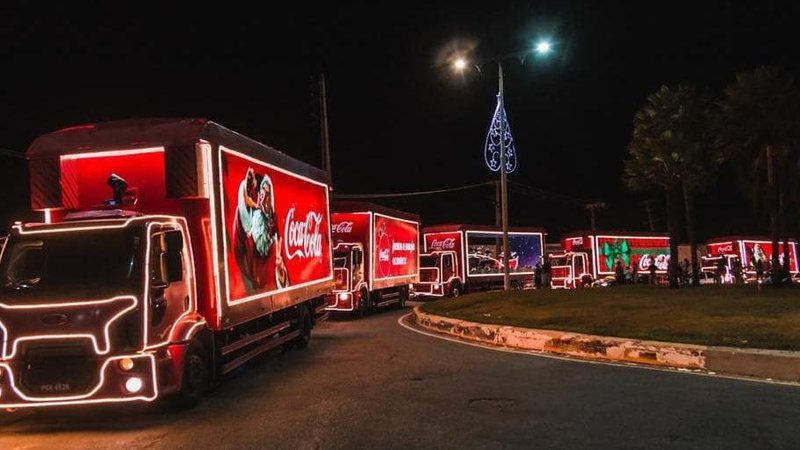 Quatro cidades da Baixada Santista vão receber o encanto natalino promovido pela Coca-Cola Notícias 7.11.2022 Caminhões com decoração de natal da Coca-cola - Imagem: Divulgação