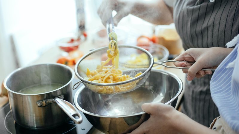 Ao todo são 60 vagas para o curso; inscrições vão até 28 de novembro Preparando macarrão Duas mulheres fazendo macarrão na cozinha - Divulgação