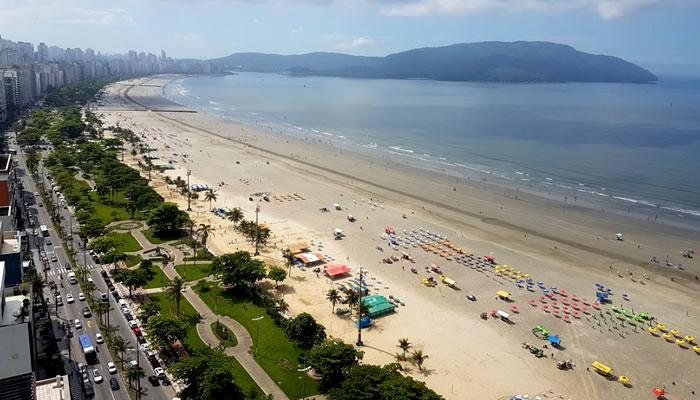Veja em quais praias de Santos o mergulho vai ser sem problemas neste fim de semana, segundo a Cetesb Confira quais praias estão com bandeira vermelha da Cetesb em Santos Vista do alto da orla de Santos em dia ensolarado - Site rotasdeviagem.com.br