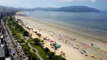 Veja em quais praias de Santos o mergulho vai ser sem problemas neste fim de semana, segundo a Cetesb Confira quais praias estão com bandeira vermelha da Cetesb em Santos Vista do alto da orla de Santos em dia ensolarado - Site rotasdeviagem.com.br