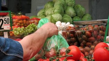 Para o ano de 2022, foram estimados cerca de 66.280 novos casos Outubro Rosa: veja lista de alimentos que ajudam a prevenir o câncer Pessoa comprando verduras - Pxhere