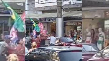 Apoiadores dos dois políticos, Lula (PT) e Bolsonaro (PL), brigaram em uma das ruas do Centro de Praia Grande (SP) Briga Pessoas brigando no meio da rua com bandeiras partidárias - Reprodução