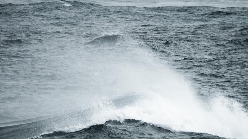 Semana começa com ventos e ressaca no litoral paulista Marinha alerta para fortes ventos e ressaca no litoral de SP esta semana Mar revolto - Pexels