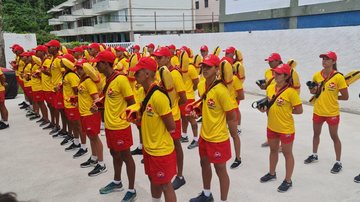 De acordo com a prefeitura, os jovens irão atuar em toda temporada de verão, com término do contrato no dia 28 de fevereiro de 2023 Guarda-vidas Guarda-vidas de amarelo e vermelho em Guarujá - Reprodução