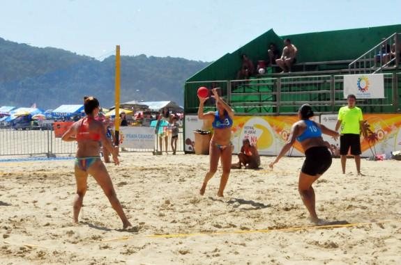 Estreia da categoria adulta de Praia Grande será às 9h contra a UniSant’anna Esporte na praia Mulheres praticando handebol na praia - Divulgação
