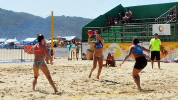 Estreia da categoria adulta de Praia Grande será às 9h contra a UniSant’anna Esporte na praia Mulheres praticando handebol na praia - Divulgação