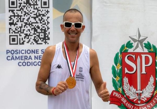 Emerson Thomaz de Siqueira conquistou o bronze na categoria 10 mil metros rasos Atleta de São Sebastião que conquistou bronze no atletismo nunca correu em pista de saibro corredor - Foto: André Santos/PMSS