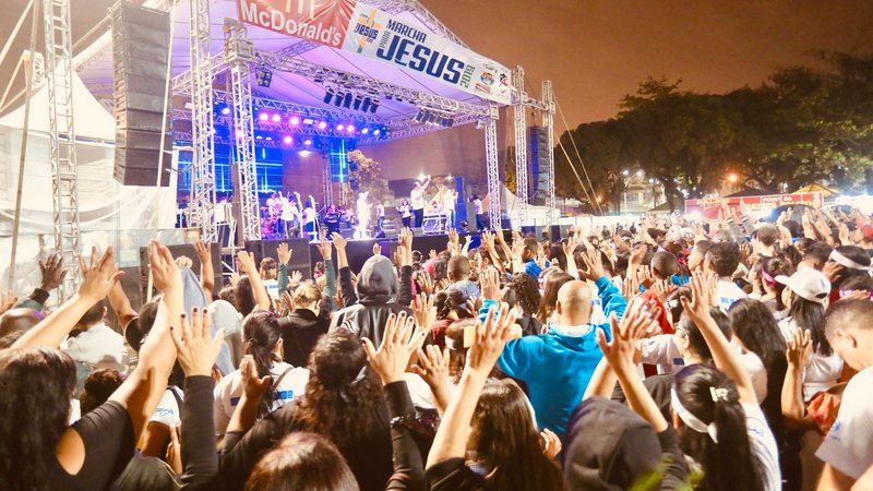 O show de André Valadão será na Praça 14 Bis, às 21 horas Marcha para Jesus Pessoas com as mãos levantadas no evento 'Marcha para Jesus'O - Reprodução