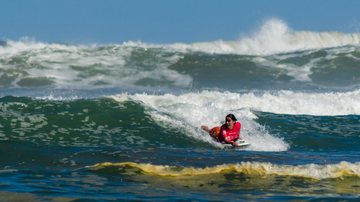 Cerca de 80 competidores de todo o estado devem participar da disputa Guarujá: Praia do Tombo sedia competição de Bodyboarding neste domingo Surfista no mar - Imagem: Divulgação / Prefeitura de Guarujá