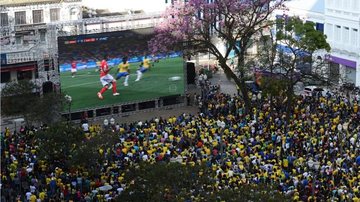 Público acompanha jogo do Brasil na Copa de 2018 Jogos do Brasil serão transmitidos em telões na Praia Grande Pesoas assistindo jogo do Brasil em um telão - Foto: Carlos Bassan/PMC / Imagem ilustrativa