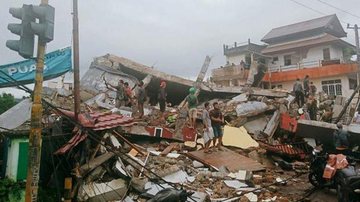 Cidade de Cianjur, mais afetada pelos tremores Terremoto na Indonésia deixa ao menos 61  mortos e 700 feridos Cidade na Indonésia destruída por terremoto - Imagem: Reprodução / Redes Sociais
