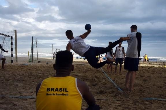 Clube Paulista de Handebol já disputou três campeonatos com a equipe adulta e ganhou medalha em dois Handebol de praia Homens jogando handebol na praia - Reprodução