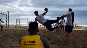 Clube Paulista de Handebol já disputou três campeonatos com a equipe adulta e ganhou medalha em dois Handebol de praia Homens jogando handebol na praia - Reprodução